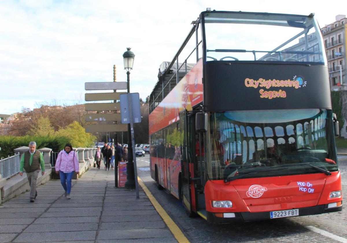 Autobús turístico aparcado en la parte superior de la avenida Vía Roma.