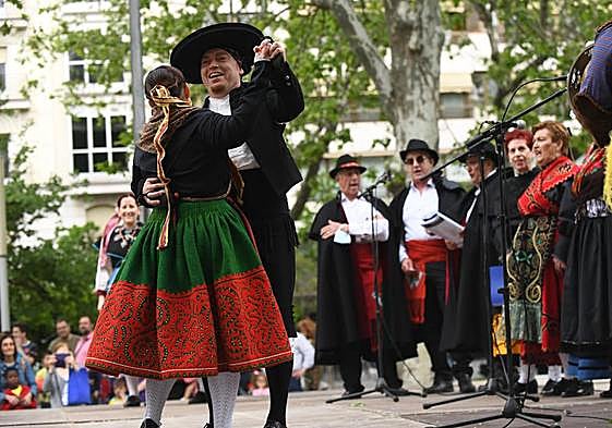 Bailes regionales en una imagen de archivo