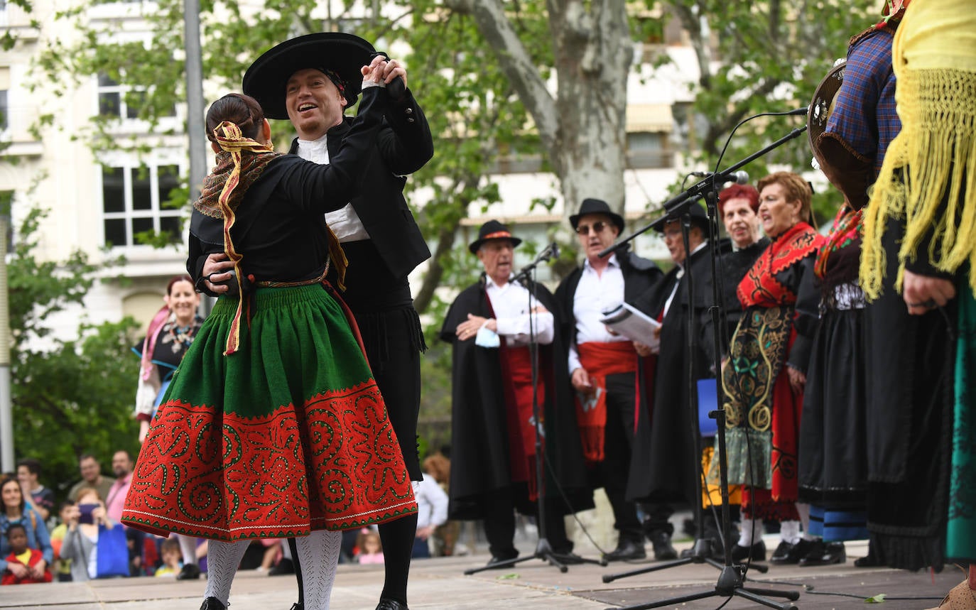 Bailes regionales en una imagen de archivo
