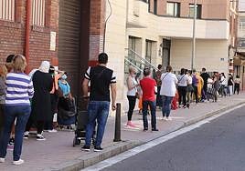 Colas en la sede de Cruz Roja durante la pandemia de la covid para recibir víveres.