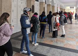 Público ante las taquillas del Teatro Calderón de Valladolid.