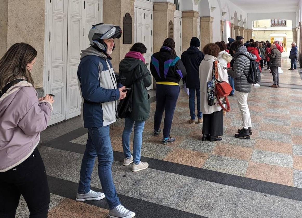 Público ante las taquillas del Teatro Calderón de Valladolid.