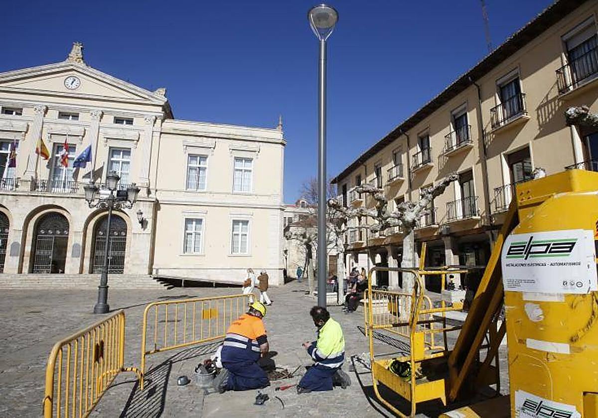 Colocación de una las polémicas farolas en febrero de 2022.