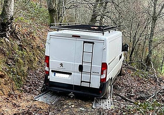 Imagen de la furgoneta que quedó atrapada en medio del monte en La Laguna de Castilla.