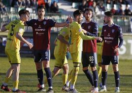 Dani Segovia, Juan de la Mata y Hugo Díaz se preparan para intentar rematar un saque de esquina.