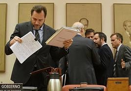 Óscar Puente ordena los papeles antes de su intervención en la Comisión del Congreso.