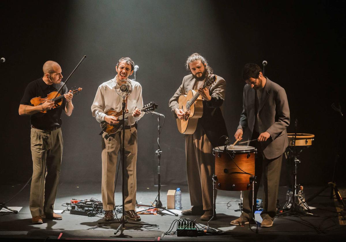 Nacho Prada, segundo por la izquierda, junto al resto de integrantes de El Nido durante un concierto.