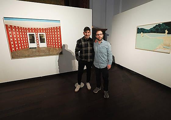 Alberto David Fernández, a la izquierda junto 'Recurrencia', la obra ganadora, y Diego Carmona, autor de 'La gran duda', mención de honor.