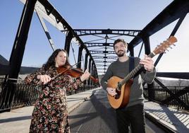 Águeda Sastre y Carlos Martín, en el Puente Colgante.