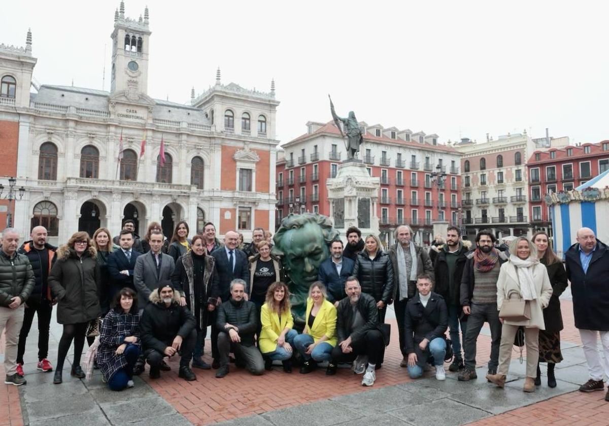 Artistas valllisoletanos posan junto al alcalde y hosteleros alrededor de la escultura de Goya.