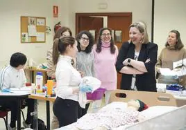 La consejera de Familia, Isabel Blanco, este miércoles durante la visita a los itinerarios de inserción sociolaboral para personas en riesgo de exclusión.