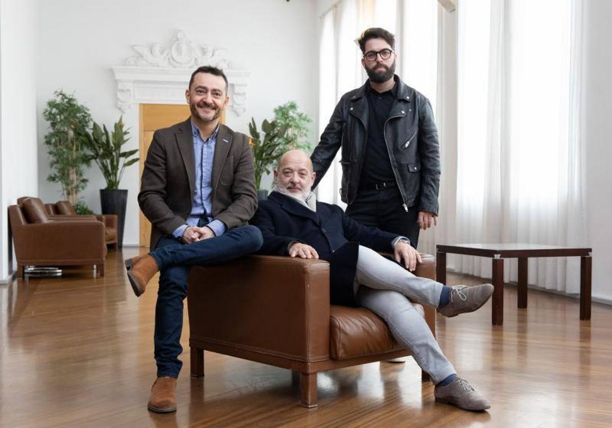 Sergio Domínguez, Carlos Aragón y Rafael R. Villalobos, director del coro, musical y de escena.