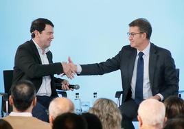 Alfonso Fernández Mañueco y Alberto Núñez Feijóo, durante un coloquio sobre educación celebrado este miércoles en León.