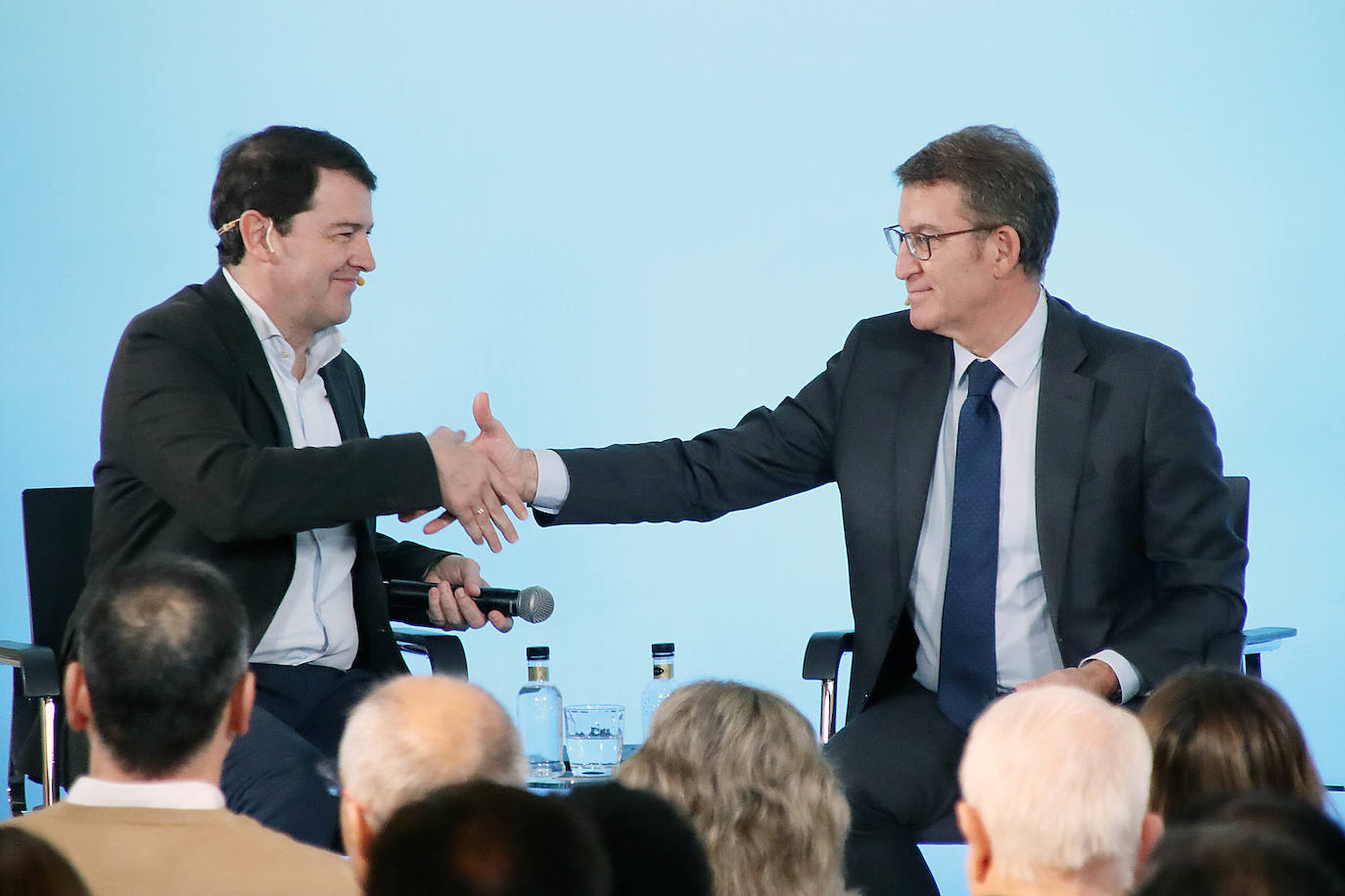 Alfonso Fernández Mañueco y Alberto Núñez Feijóo, durante un coloquio sobre educación celebrado este miércoles en León.