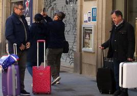 Turistas con maletas a la entrada de un hotel en el centro de Segovia.