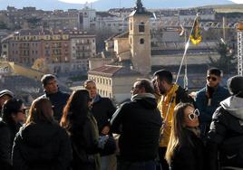 Un grupo de turistas hace parada en la Canaleja de la Calle Real de Segovia.