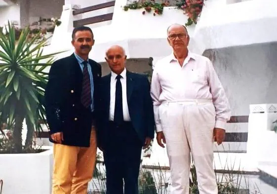 Martín Panero, en el centro, junto a Camilo José Cela con quien mantuvo amistad.