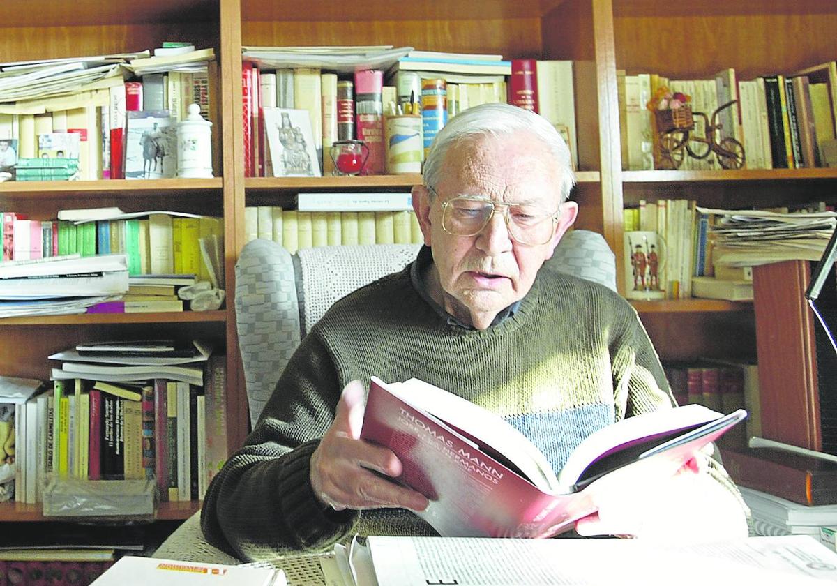 Jacinto Herrero, leyendo en su estudio.