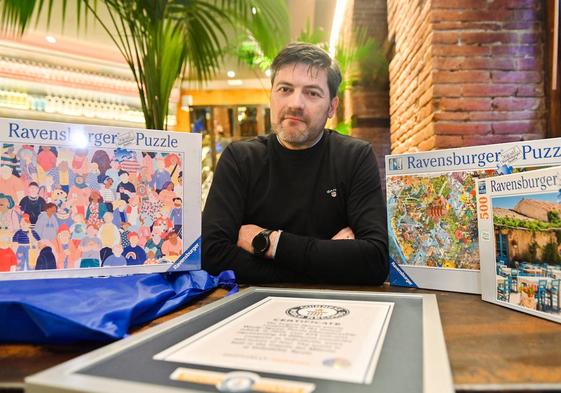 Alfonso Álvarez-Ossorio, fotografiado para la entrevista con varios puzles y el certificado Guinness de que en Valladolid se celebra el Campeonato de Puzles con más participación de todo el mundo.