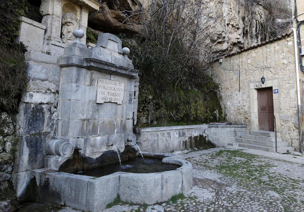 Entrada a los aseos públicos junto al Santuario de la Fuencisla.