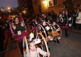 Desfile de disfraces del año pasado por la Calle Mayor.