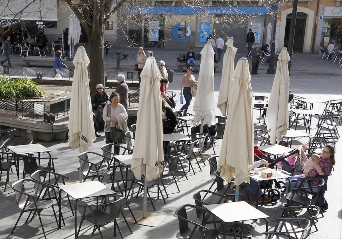 Terraza en la avenida del Acueducto.