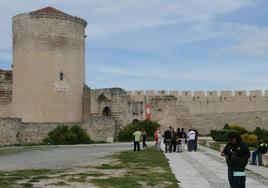 Turistas en el castillo de Cuéllar.