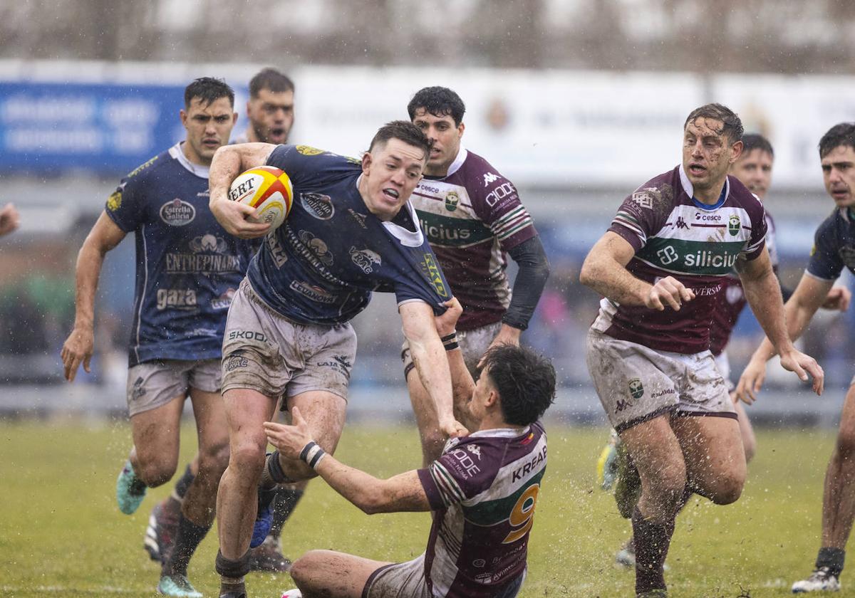 Taibo avanza con el oval en el choque contra Alcobendas.