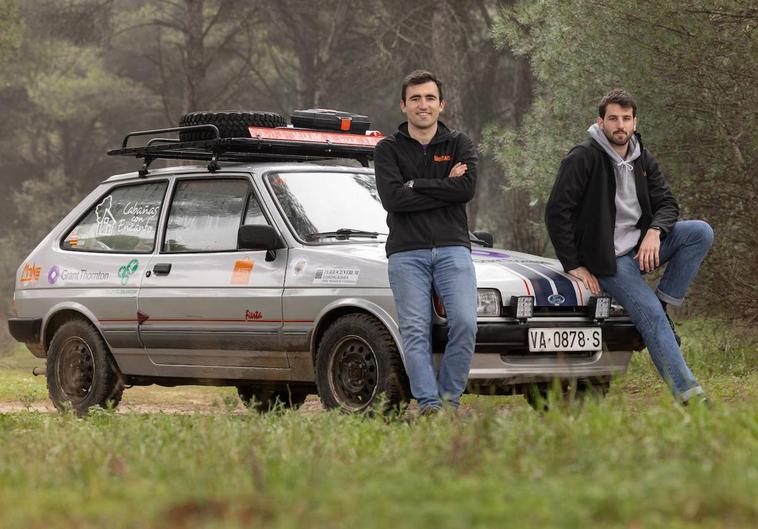 Jaime y Carlos, con el Ford Fiesta con el que recorrerán Marruecos.