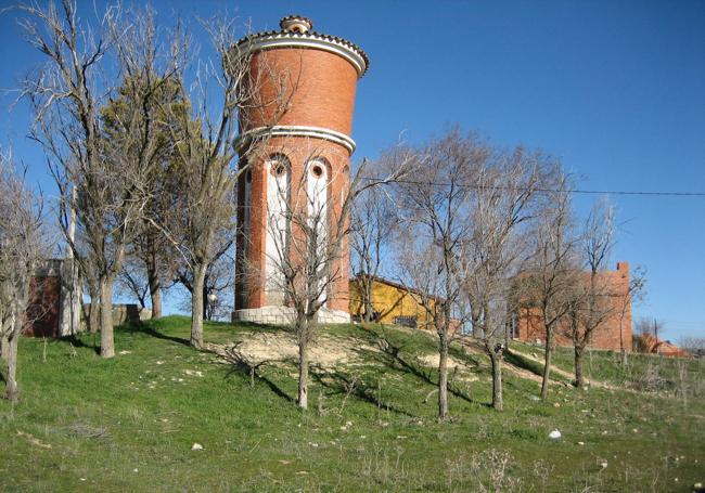 En Torrelobatón, el depósito está situado en el Teso de la Nevera, en la zona más alta