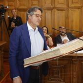 La alcaldesa reprueba la agresión del concejal de Vox e IU-Podemos pide la dimisión