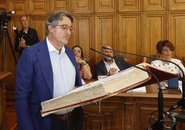 La alcaldesa reprueba la agresión del concejal de Vox e IU-Podemos pide la dimisión