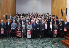 Homenajeados por su jubilación o por cumplir 25 años en la Universidad de Valladolid posan en la foto de familia con el rector y sus predecesores.