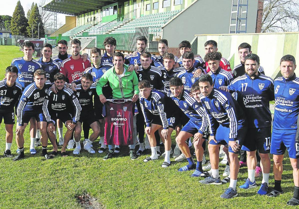 Javi Marcos posa con la camiseta de la Gimnástica Segoviana y con sus ya excompañeros del primer equipo.