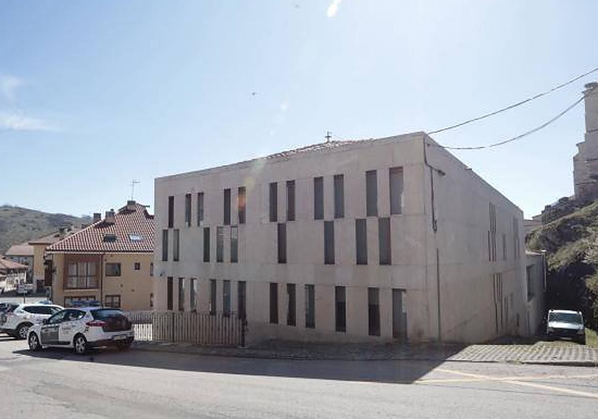 Imagen de archivo del exterior de los juzgados de Cervera de Pisuerga.