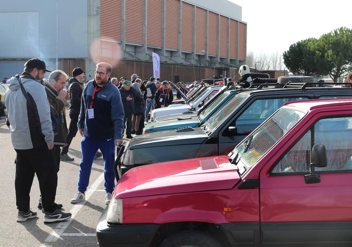 Exposicion de coches Panda en el aparcamiento del Pabellón Adolfo Nicolás.