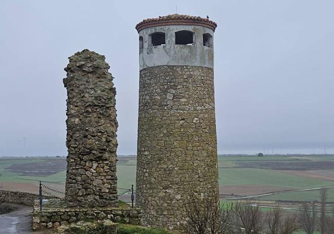 El viejo depósito construido en piedra junto a los restos de la antigua muralla. Abajo en detalle, una foto publicada por El Norte de Castilla wn 1973