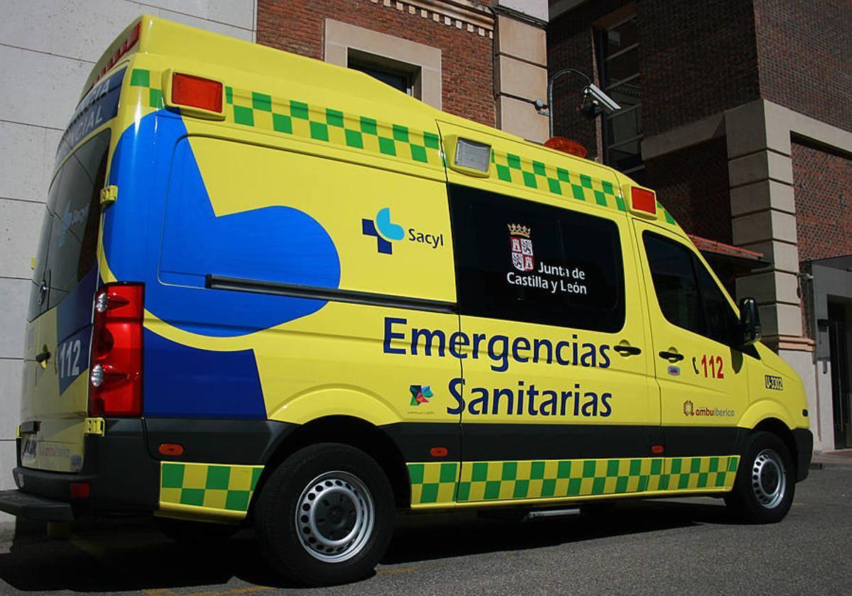 imagen de archivo de una ambulancia de soporte vital básico de Sacyl.