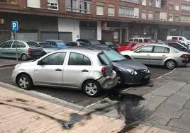 Coches estacionados en la calle Huelva que recibieron el impacto del turismo del conductor que se dio a la fuga.