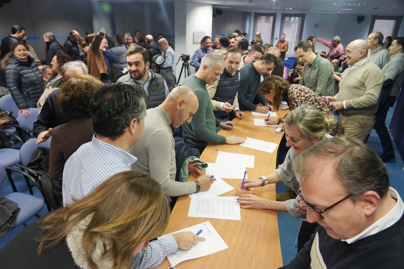 Los cargos del PP firman el manifiesto en la sede.