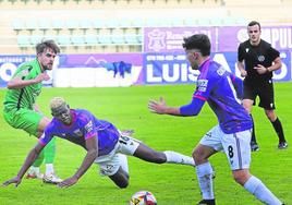 Gianluca conduce el balón ante su compañero Sekou y un rival del Atlético Tordesillas, este sábado en La Balastera.