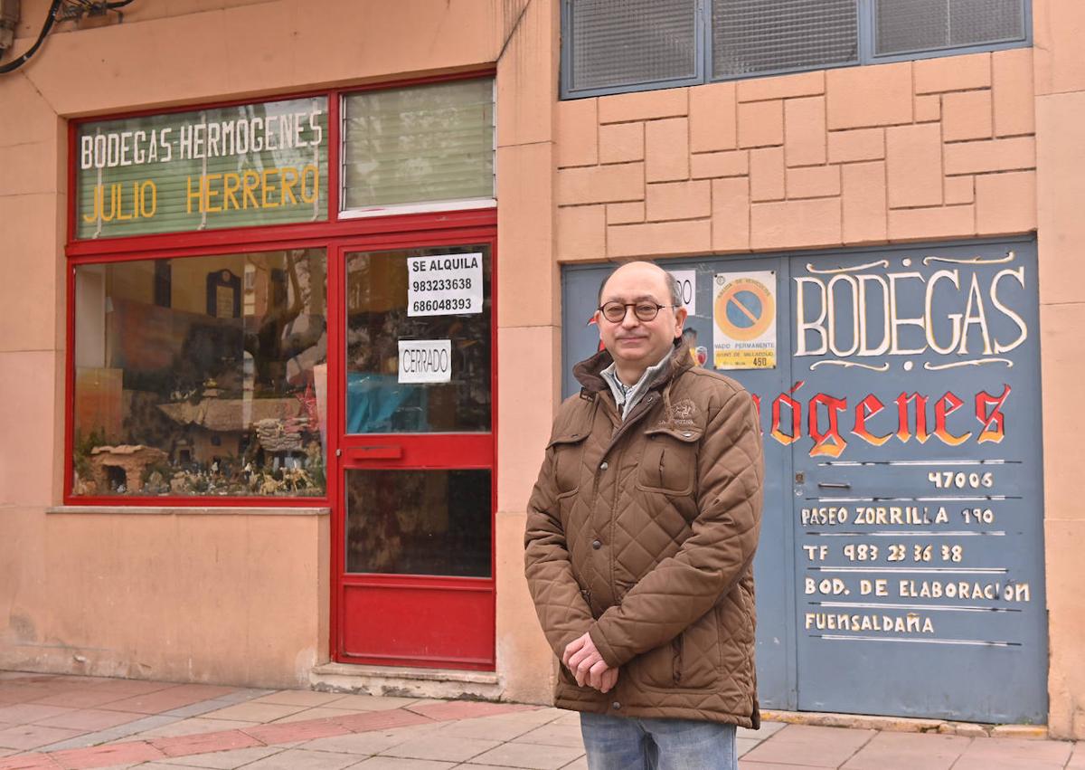 Imagen secundaria 1 - Arriba, los hermanos Herrero del Moral, Julio y Luis, con un trabajador de la cantina y Julio, hijo de Julio y nieto de Hermógenes. Abajo, Julio Herrero, ante la puerta del negocio Bodegas Hermógenes, en el 190 del Paseo de Zorrilla. A la derecha, Hermógenes Herrero junto a varios clientes a la puerta de la Puerta del Sol.