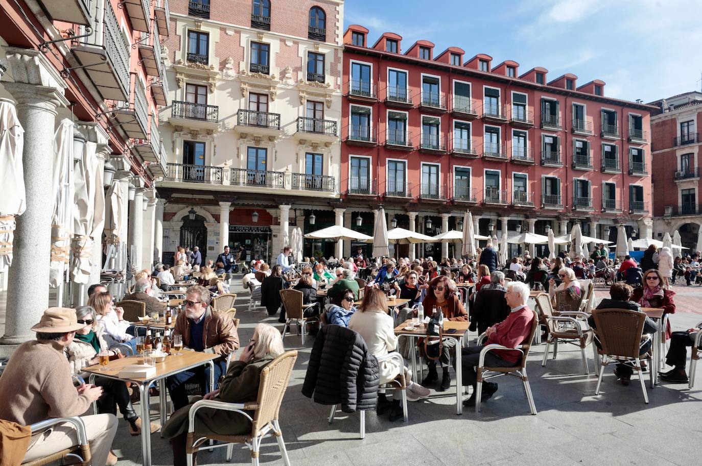 Las imágenes con las terrazas a rebosar en la Plaza Mayor