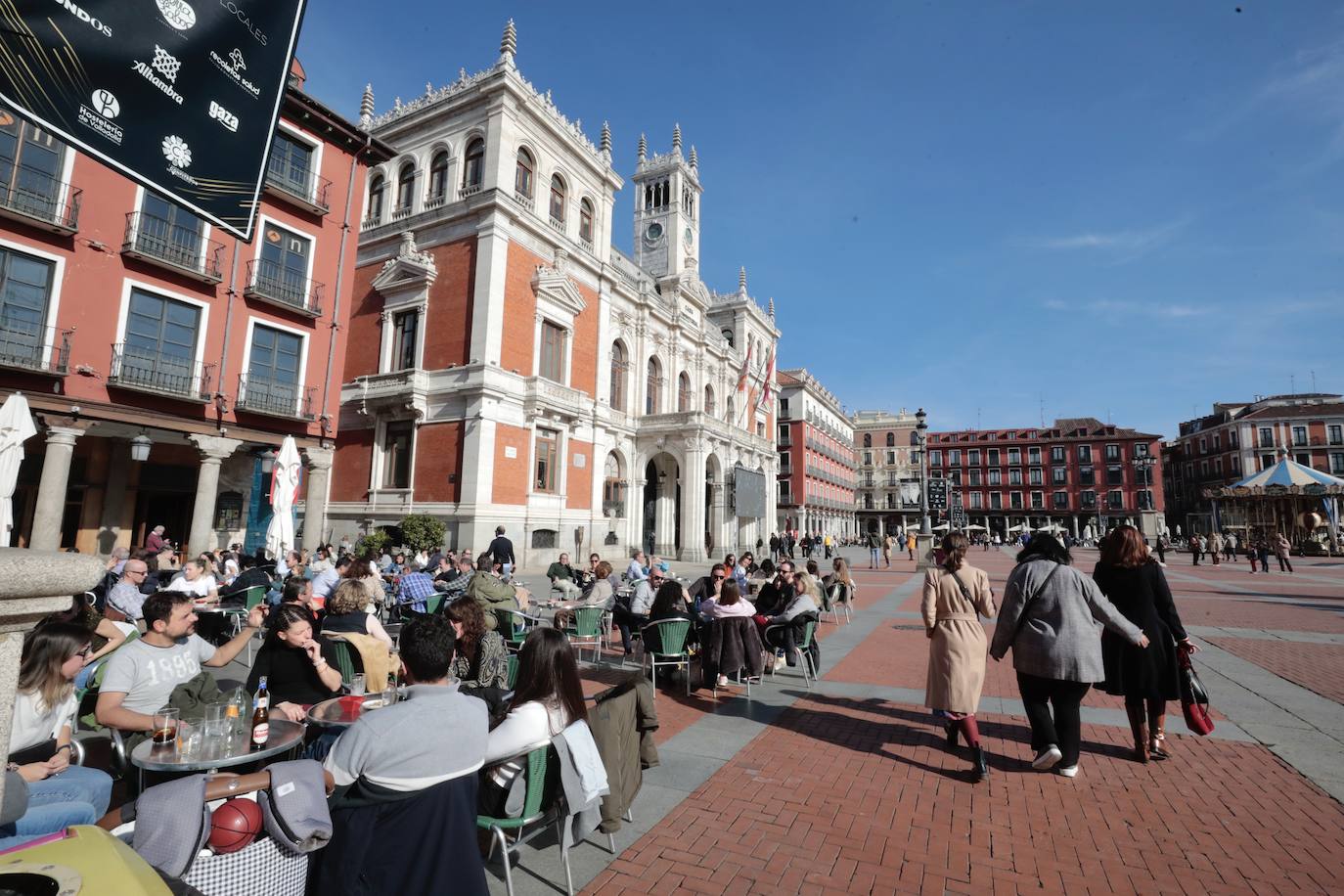 Las imágenes con las terrazas a rebosar en la Plaza Mayor