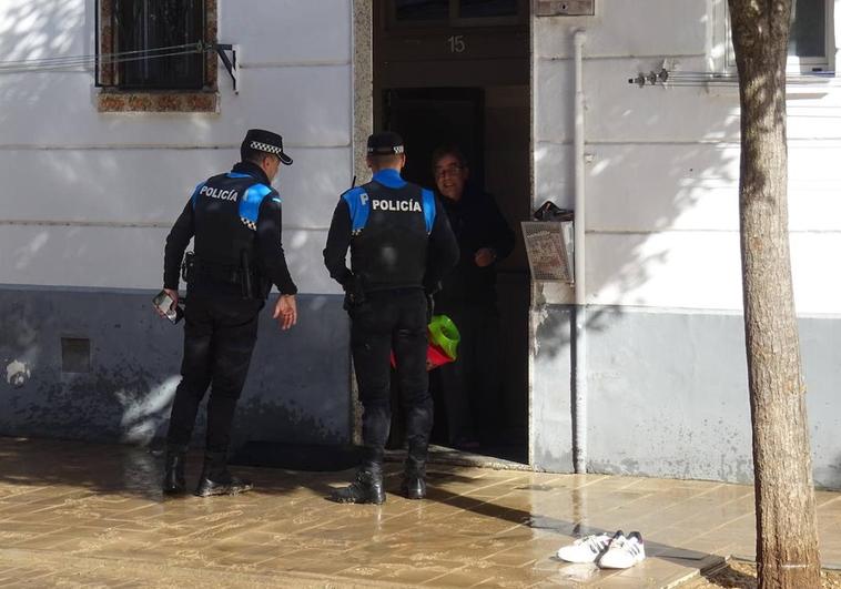 Dos agentes conversan con un vecino de la calle Jacinto Benavente para registrar posibles daños en su bloque.