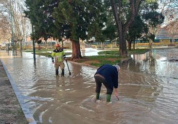 Un reventón anega el entorno de Lauki y reduce la presión de agua en medio Valladolid