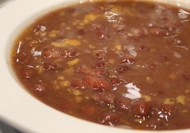 Un buen plato de alubias guisadas con verduras listo para comer.