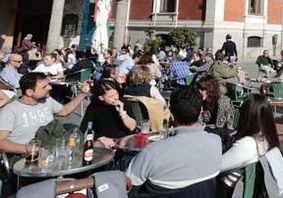 Terrazas llenas en la Plaza Mayor al mediodía de este domingo.