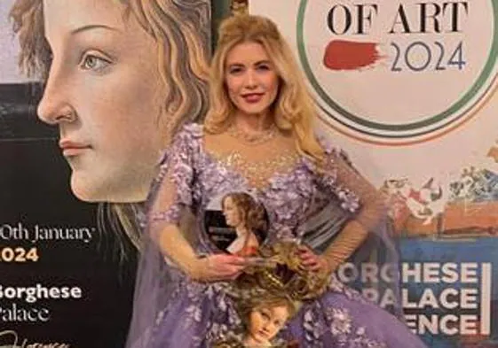 Rosana Largo posa con el Premio Botticelli en el Palacio Borghese de Florencia.