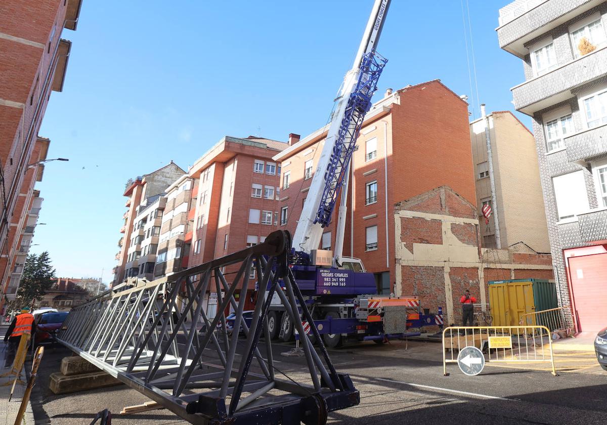 Construcción de un nuevo bloque de edificios en la calle Blas de Otero de la capital.